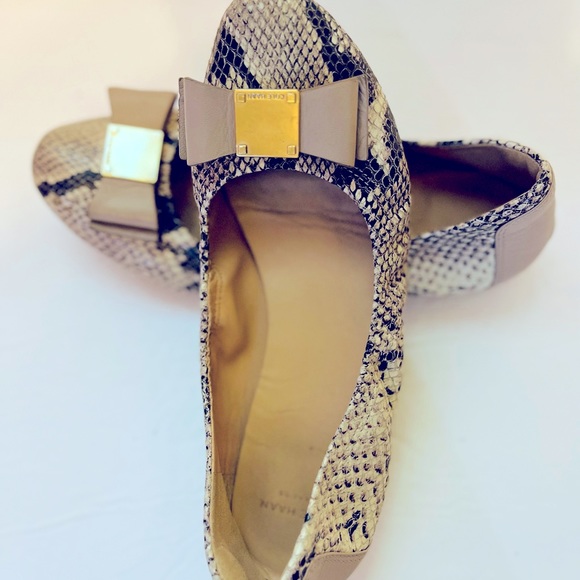 Beautiful Cole Hann Flats - Picture 3 of 5